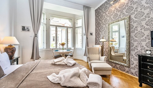 Romantic Apartment, Kitchenette (Old Town square view, dining area)