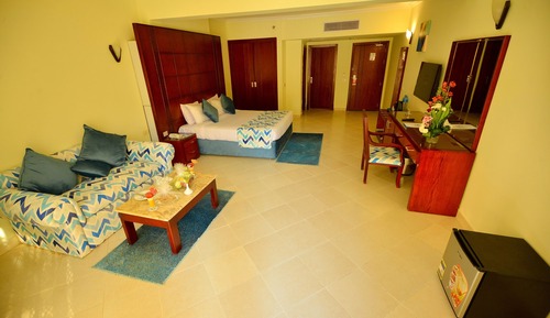 Family Room, 1 Bedroom, Pool View