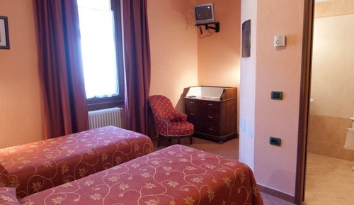 Double or Twin Room, Multiple Beds, Non Smoking, Mountain View