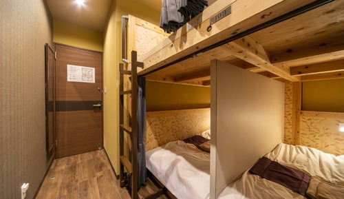 Room (  A  )