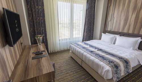 Junior Suite, 1 King Bed, City View