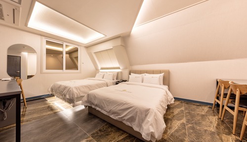 Family Twin Room (Styler Included/No breakfast Monday)