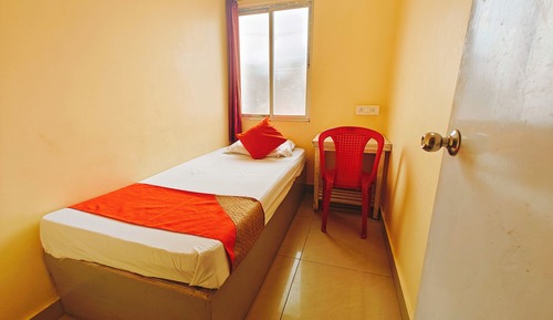 Single Economy Room with Shared Bathroom