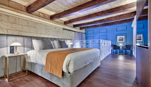 Deluxe Duplex (Suite 8)