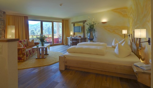 Suite, 1 King Bed, Balcony, Lake View (Cozy Sitting Corner)