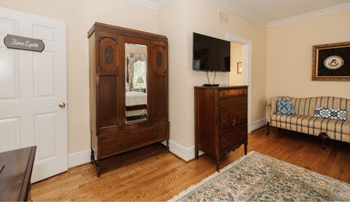 Basic Room, 1 King Bed (Karen Lynette)