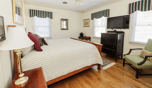 Basic Room, 1 King Bed (James Henry)