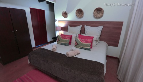 Executive Chalet, 3 Bedrooms, Pool Access, Valley View