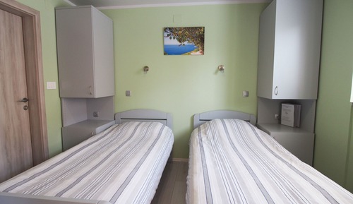 Room (3)