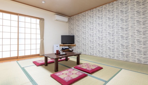 Japanese Room with Shared Washroom - Triple (Smoking)