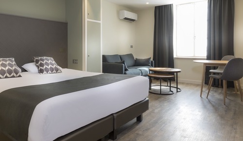 Studio, 1 Queen Bed, Courtyard View