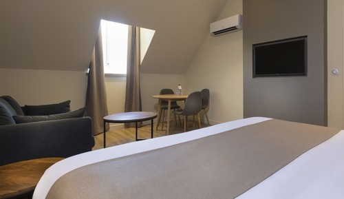 Apartment, 1 Queen Bed, Courtyard View