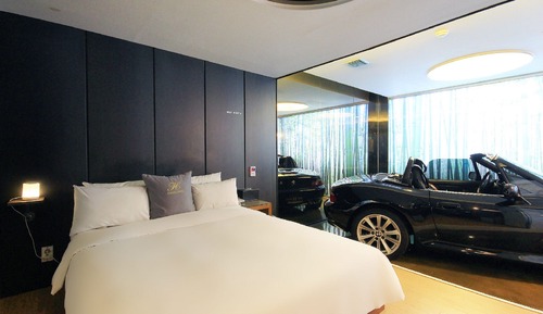 Theme Room - CAR, Styler in room, Smoking/Non smoking will be assigned upon check-in