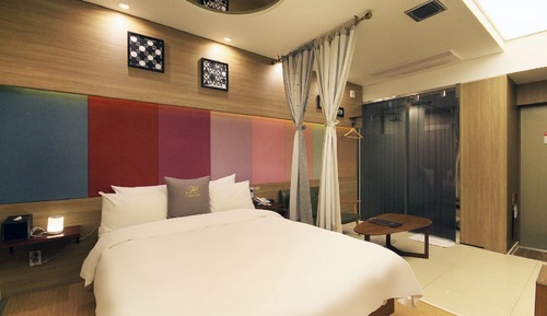 Standard Double Room  - Styler in room, Smoking/Non smoking will be assigned upon check-in