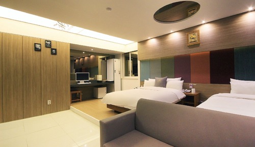 Business Twin Room - Styler in room, Smoking/Non smoking will be assigned upon check-in