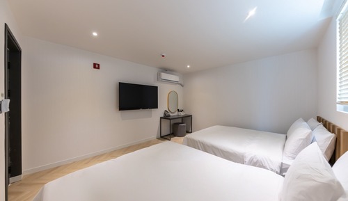 Luxury Penthouse (Breakfast Provided Except for Monday)