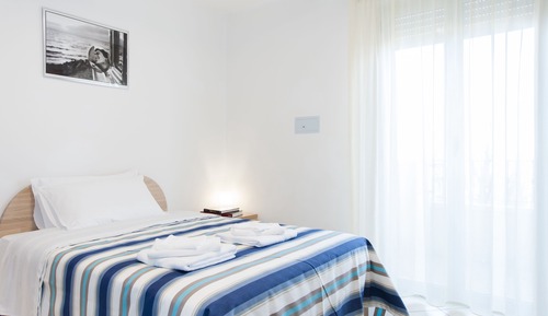 Studio, 1 French double bed (140cm x 200cm)