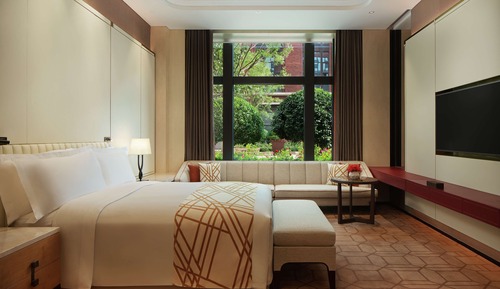 Suite, 1 King Bed (Courtyard)