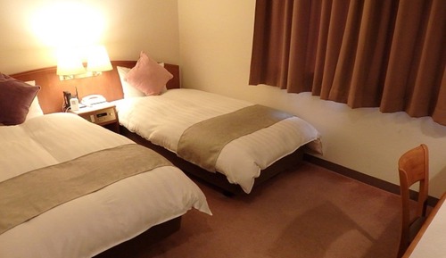 Twin Room, Smoking