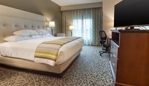 Deluxe Room, 1 King Bed, Refrigerator & Microwave (Hearing Accessible)
