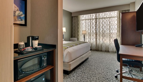 Deluxe Room, 1 King Bed, Accessible, Refrigerator & Microwave (Hearing Accessible, Tub)