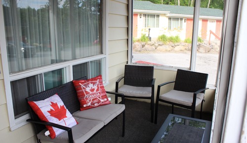 Signature Room, 1 Queen Bed, Patio (Cedar Terrace Suite)