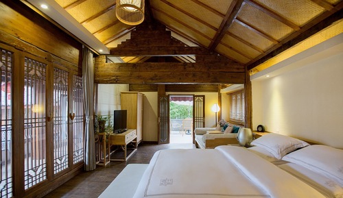 Deluxe Room with Bathtub and Balcony