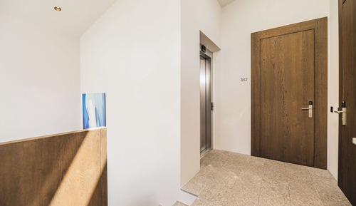 Exclusive Penthouse, 2 Bedrooms, Patio, Mountain View