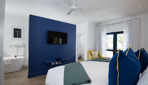 Luxury Suite, Poolside