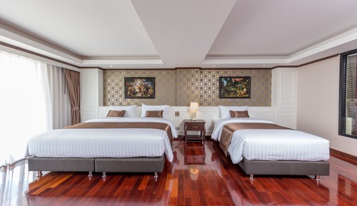 Premier Corner Room