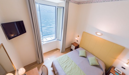 Basic Room, 1 Queen Bed, Lake View, Lakeside
