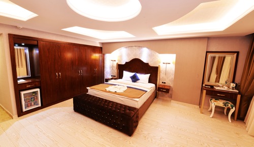Deluxe Suite, Jetted Tub