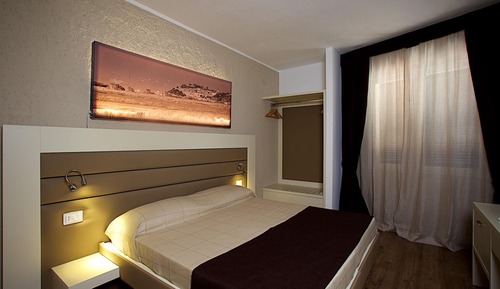 Classic Room, 1 King Bed, Non Smoking, Valley View