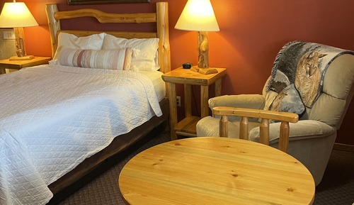 Signature Single Room, 1 King Bed, Jetted Tub