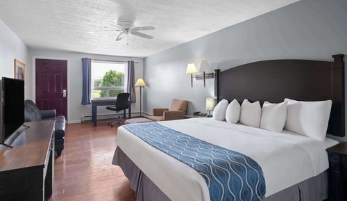 Suite, 1 King Bed, Non Smoking, Mountain View