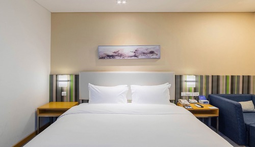 Standard Room, 1 King Bed