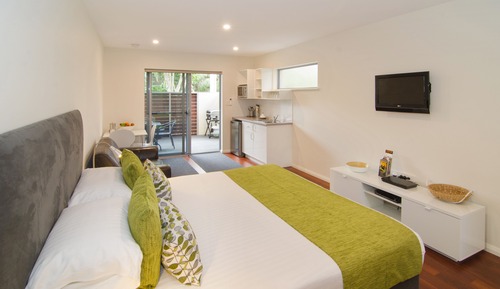 Deluxe Studio, 1 King Bed, Garden View