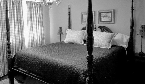 Classic Room, 1 King Bed, Shared Bathroom