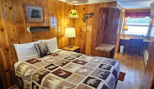 Classic Room, 1 Queen Bed, Lake View