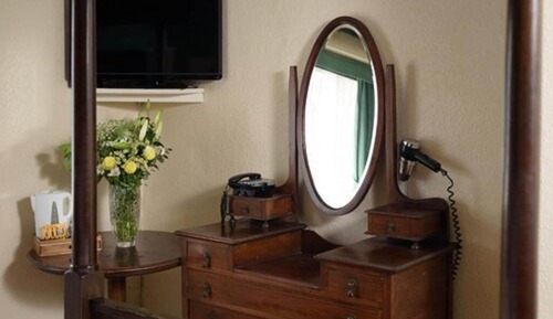 Deluxe Junior Four Poster Suite