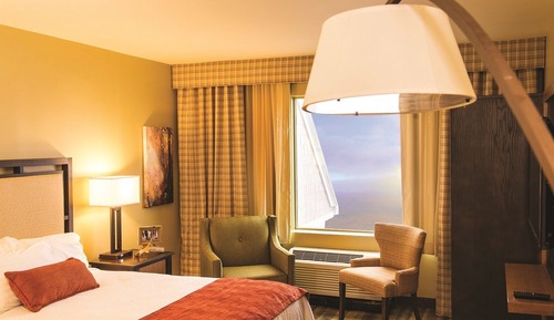 Deluxe Room, 1 King Bed, Patio, Mountain View