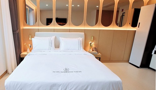 Premium Double Room, 1 King Bed, Non Smoking, Private Bathroom