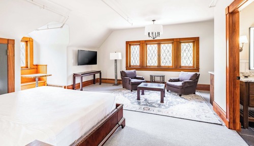 Deluxe Room (Stairs required )