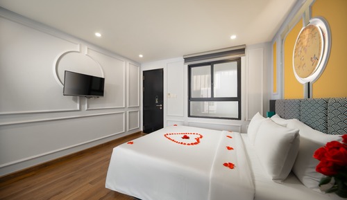 Royal Suite Room With Balcony and City View