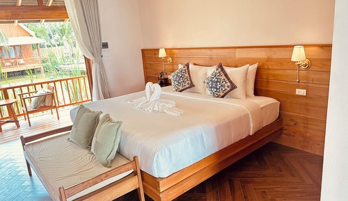 Deluxe Bungalow, Lake View, Garden Area