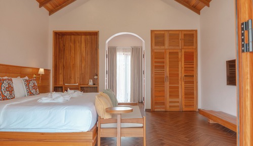 Deluxe Bungalow, 1 King Bed, Pool View