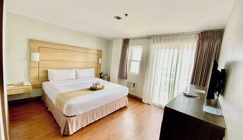 Deluxe Lakeview King Room