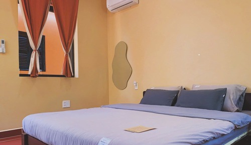 Basic Double Room, 1 King Bed, Shared Bathroom