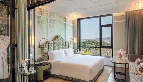 Room, Lake View