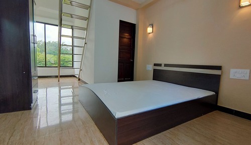 Family Room, Lake View